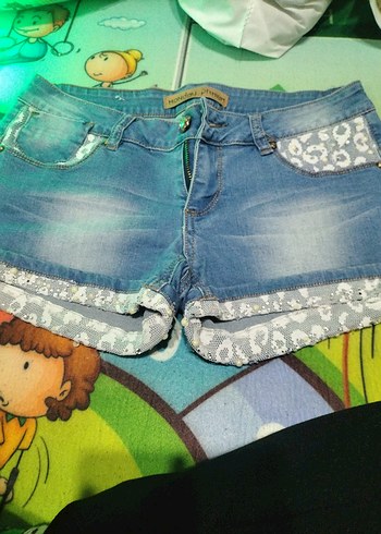 Düğmeli Renkli Batik Desenli Mini Kot Şort - Görsel 2