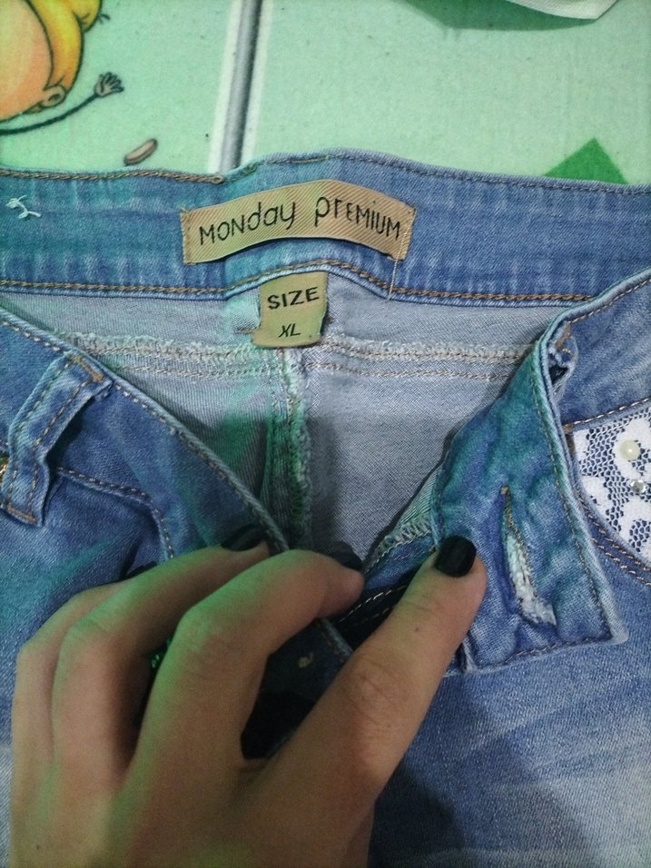 Düğmeli Renkli Batik Desenli Mini Kot Şort - Görsel 3