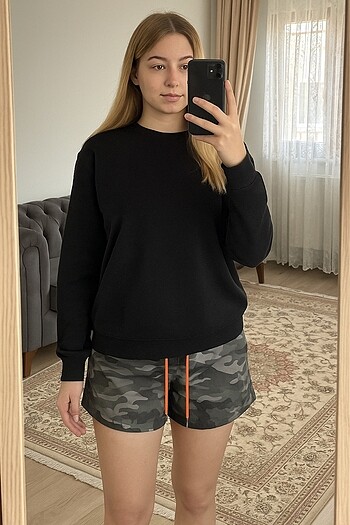 Siyah Basic Sweatshirt (Kadın Üzerinde)