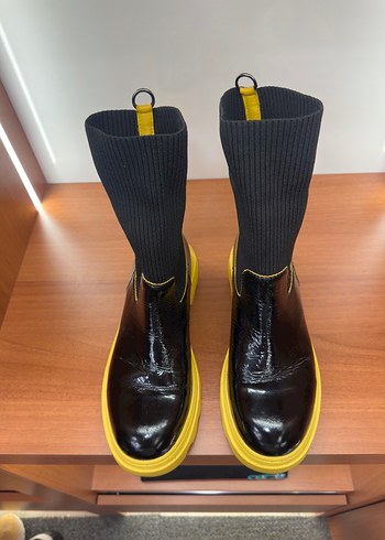 Sarı Tabanlı Siyah Pliseli Kadın Deri Bot - Görsel 2