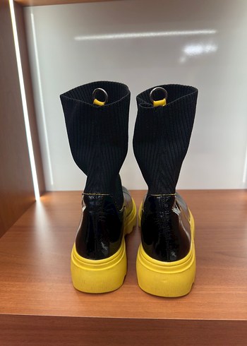 Sarı Tabanlı Siyah Pliseli Kadın Deri Bot - Görsel 5