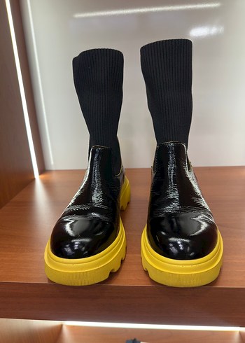 Sarı Tabanlı Siyah Pliseli Kadın Deri Bot - Görsel 6