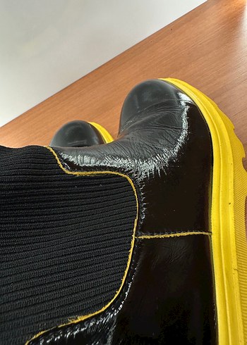 Sarı Tabanlı Siyah Pliseli Kadın Deri Bot - Görsel 8