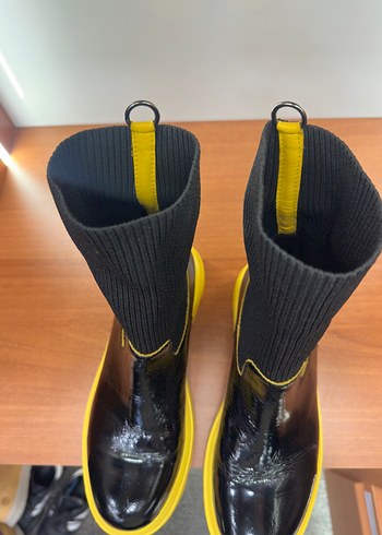 Sarı Tabanlı Siyah Pliseli Kadın Deri Bot - Görsel 4