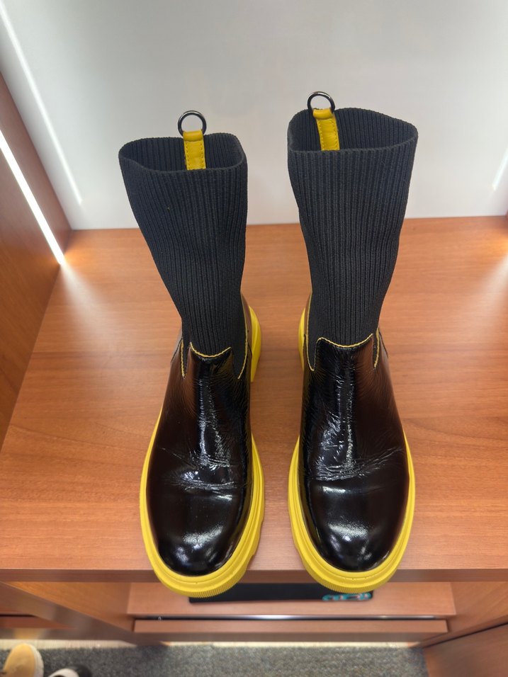 Sarı Tabanlı Siyah Pliseli Kadın Deri Bot - Görsel 2