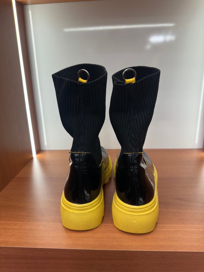 Sarı Tabanlı Siyah Pliseli Kadın Deri Bot - Görsel 5