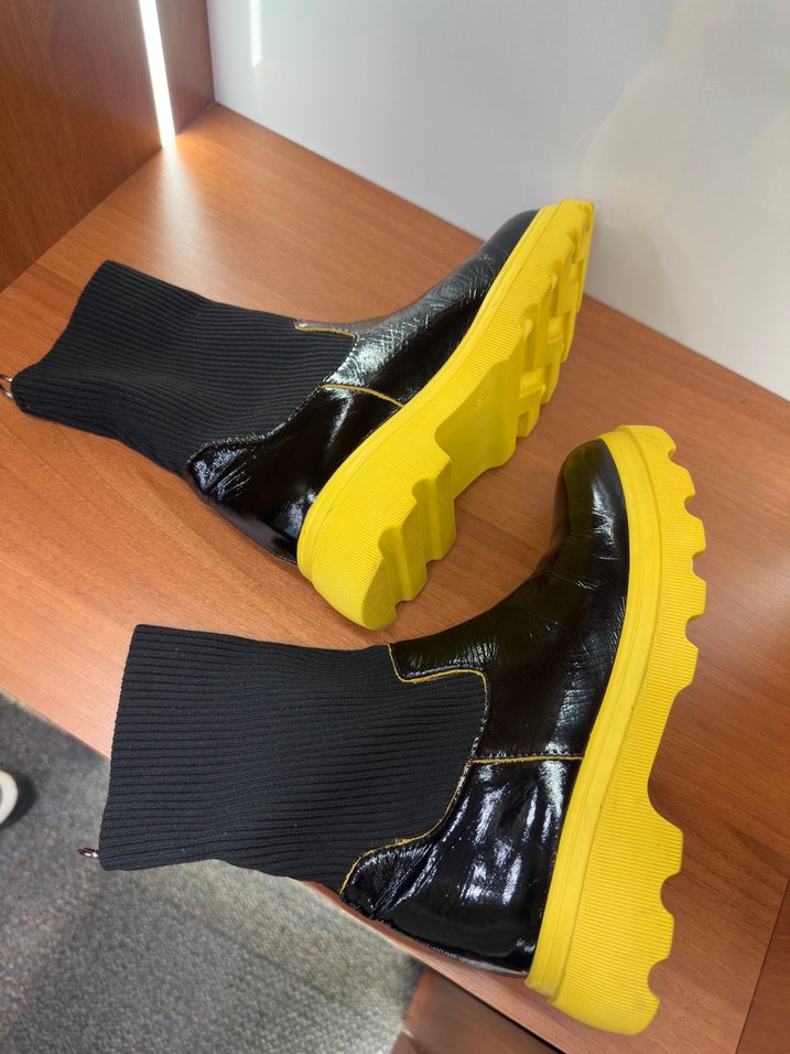 Sarı Tabanlı Siyah Pliseli Kadın Deri Bot - Görsel 3