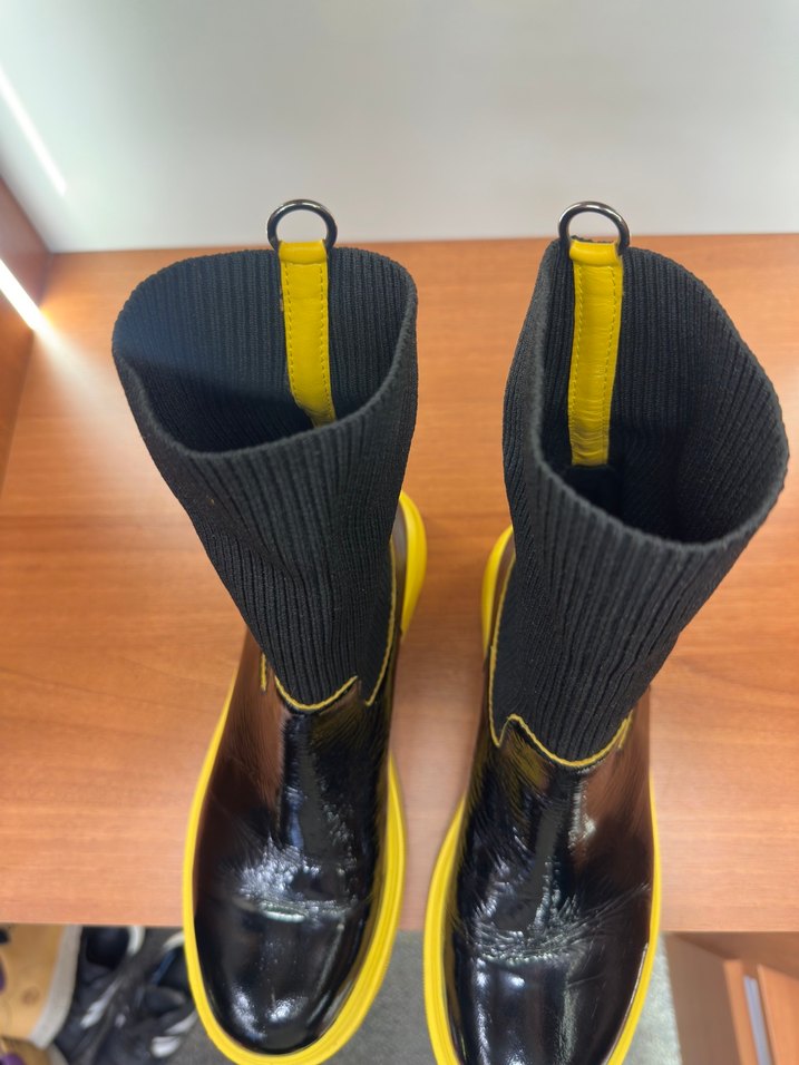 Sarı Tabanlı Siyah Pliseli Kadın Deri Bot - Görsel 4