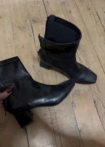 Tokalı Siyah Kadın Botu, Kalın Topuklu - Görsel 2