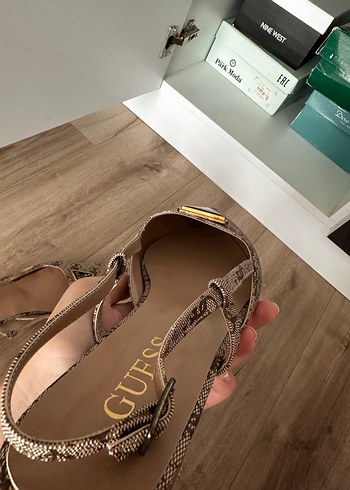 42 Beden gri Renk Guess Gri Yılan Desenli Sivri Burunlu Kadın Babet