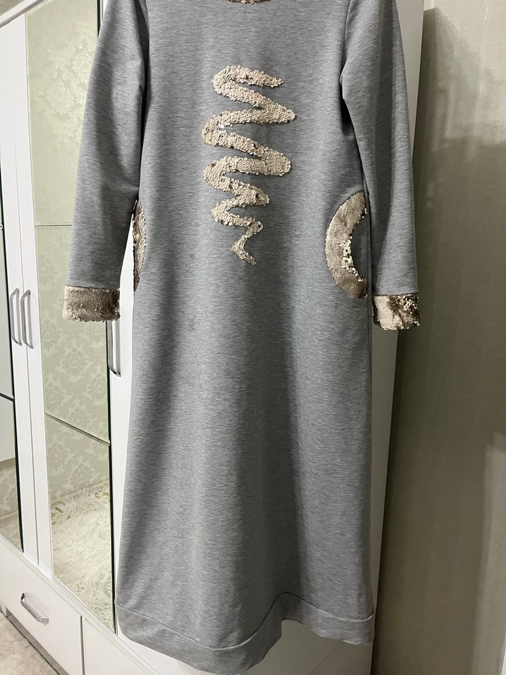 Gri Uzun pullu  Kollu  Desenli penye Elbise - Görsel 3