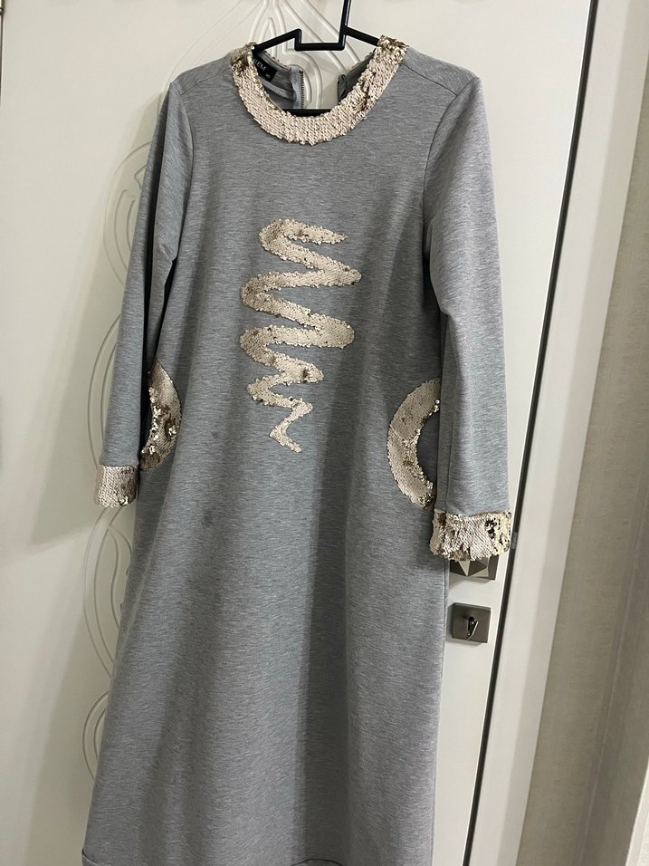 Gri Uzun pullu  Kollu  Desenli penye Elbise - Görsel 2