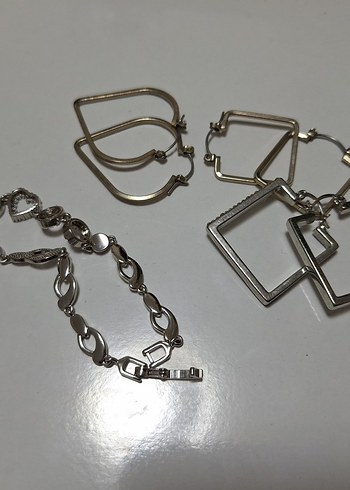 Zincir Detaylı Minimalist Altın Küpeler - Görsel 2