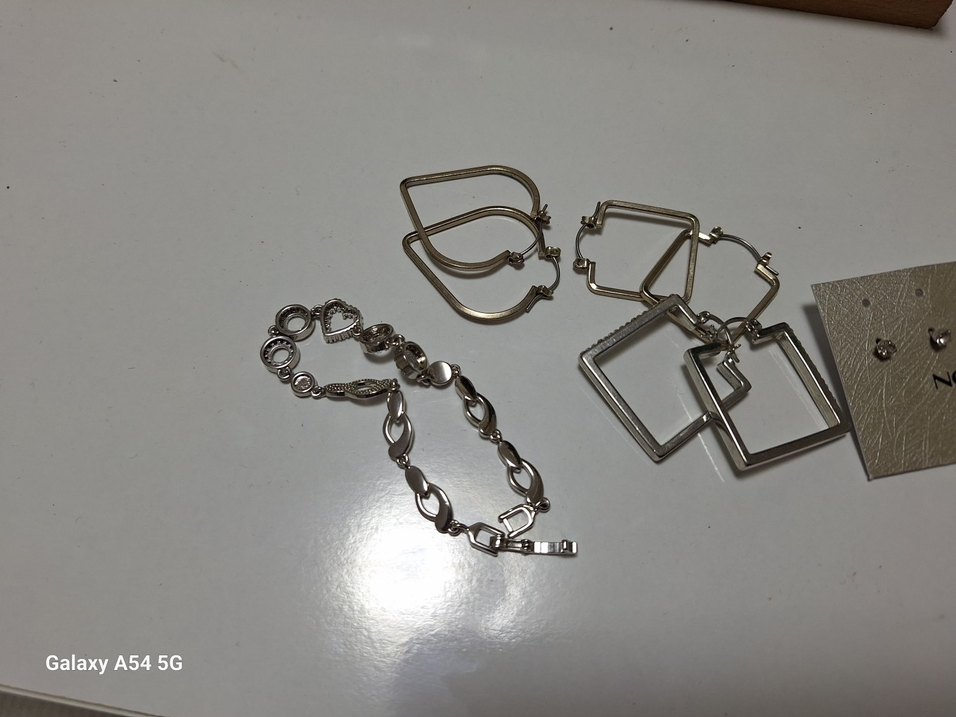 Zincir Detaylı Minimalist Altın Küpeler - Görsel 3