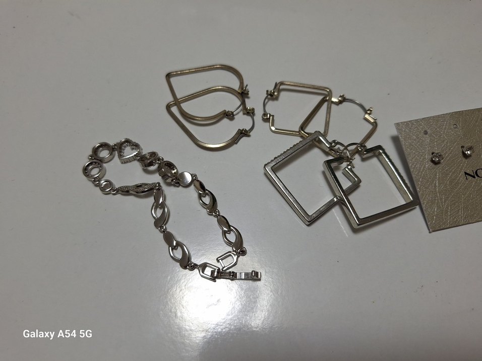 Zincir Detaylı Minimalist Altın Küpeler - Görsel 2