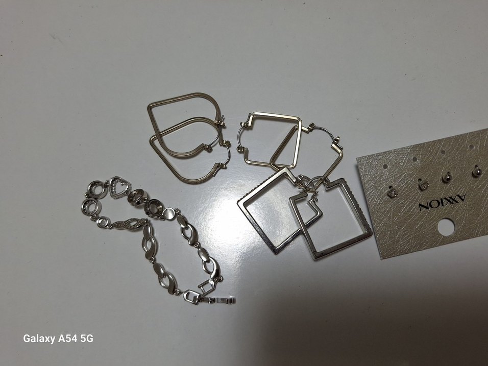 Zincir Detaylı Minimalist Altın Küpeler - Görsel 4