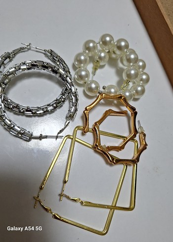 Midi Altın ve İnci Boncuklu Kadın Küpeleri - Görsel 3