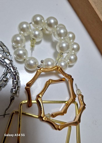 Midi Altın ve İnci Boncuklu Kadın Küpeleri - Görsel 4