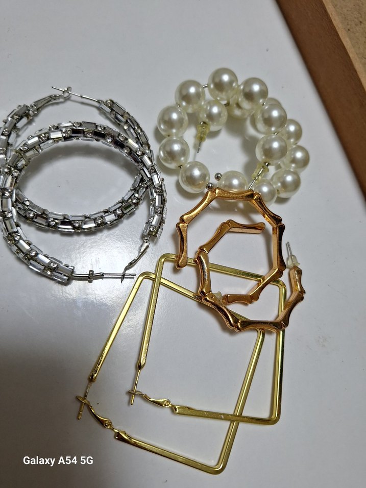 Midi Altın ve İnci Boncuklu Kadın Küpeleri - Görsel 3