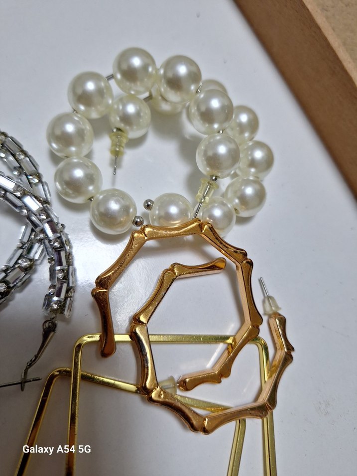 Midi Altın ve İnci Boncuklu Kadın Küpeleri - Görsel 4