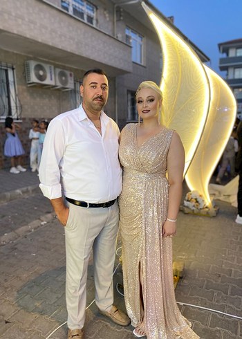Altın Renkli Simli V Yakalı Uzun Abiye Elbise