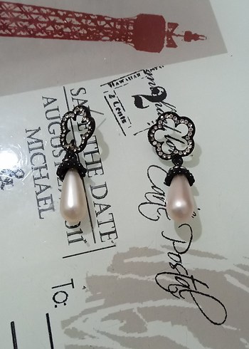 Boncuk Detaylı Mini Bej Küpe