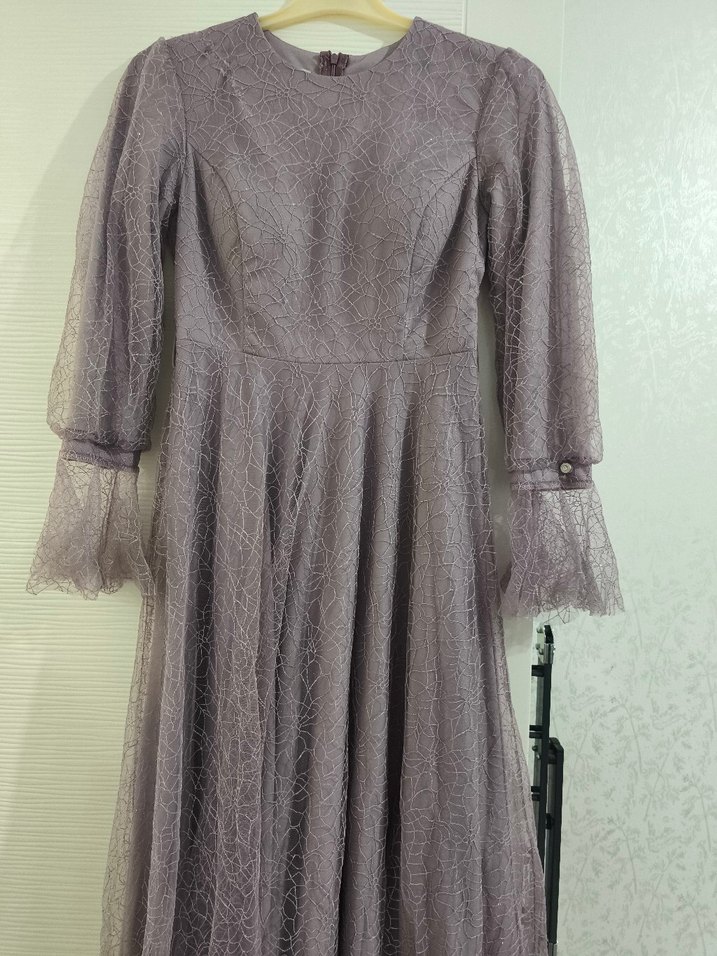 Uzun Kollu Dantel Detaylı Mor Abiye Elbise - Görsel 2