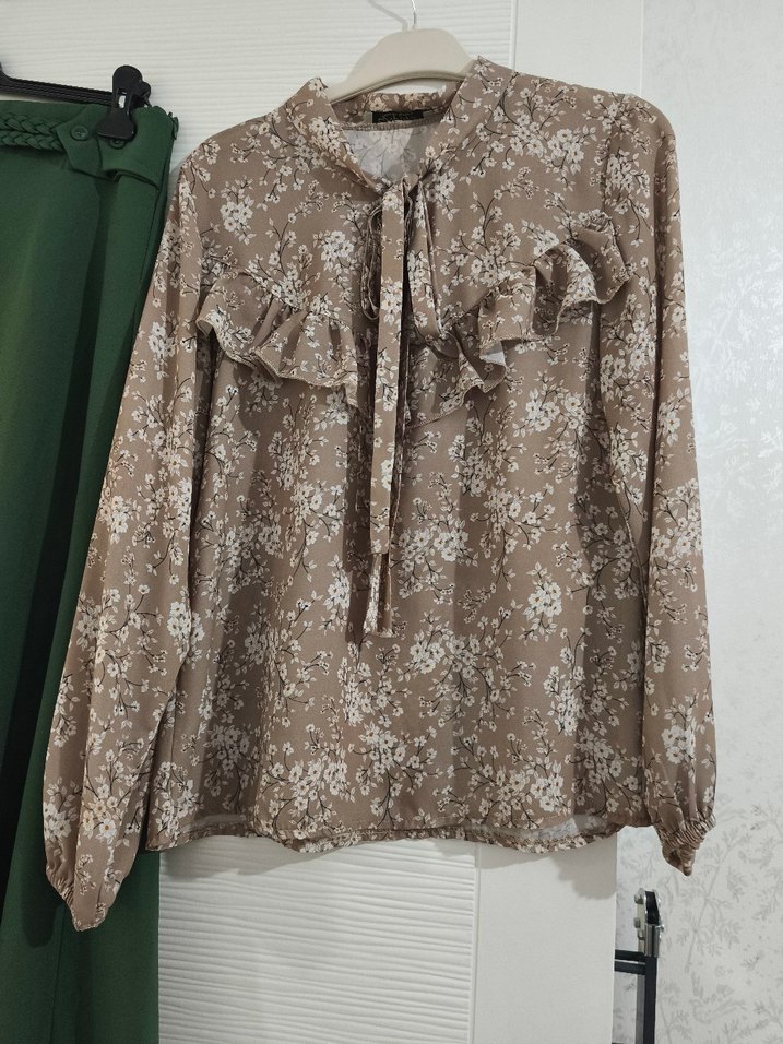 Uzun Kollu Fırfırlı Bej Bluz - Görsel 3