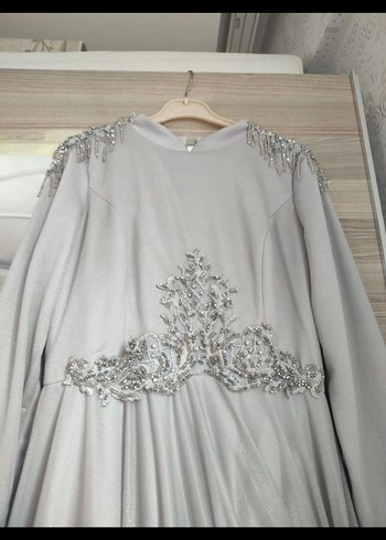 Gri Uzun Kollu Nakışlı Abiye Elbise - Görsel 4