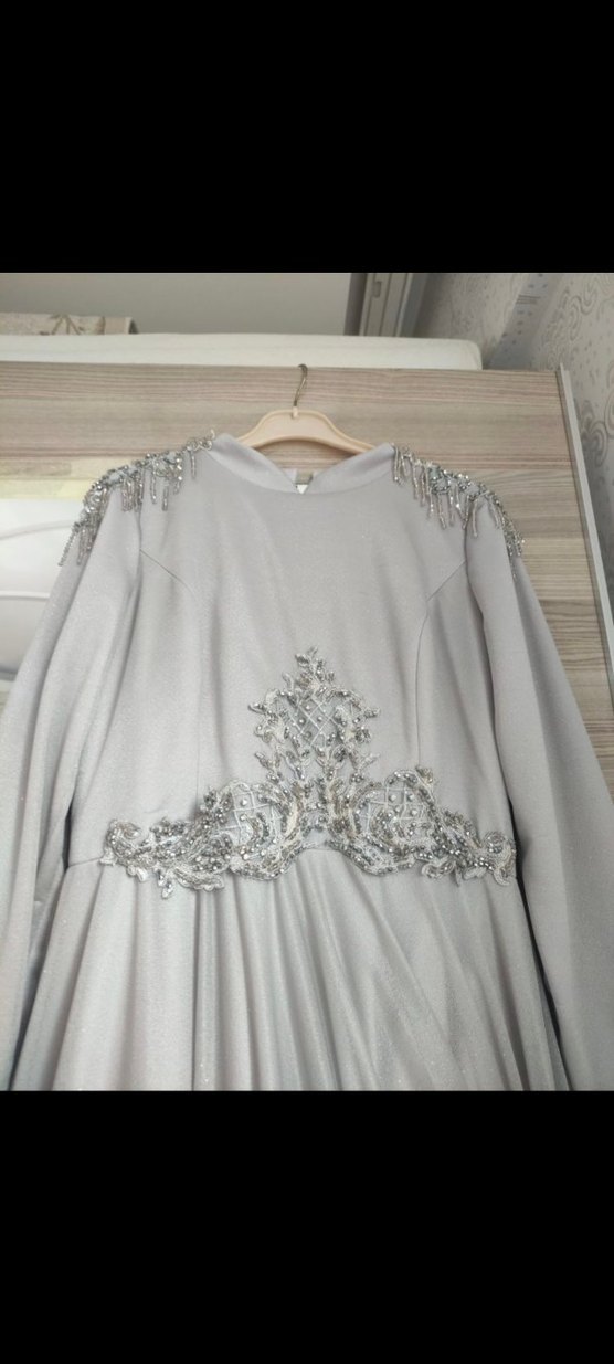 Gri Uzun Kollu Nakışlı Abiye Elbise - Görsel 4