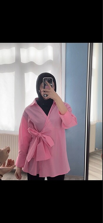 Pembe yandan bağlamalı gömlek -ş-m uyumludur