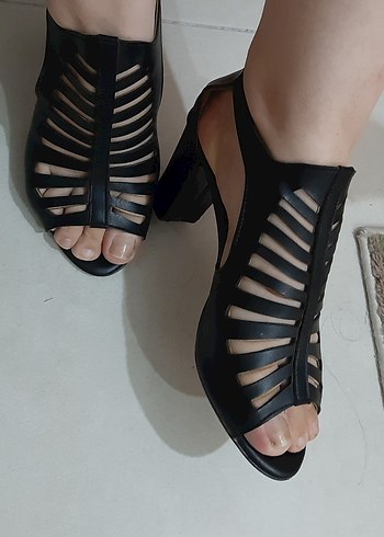 kafes model kadın topuklu ayakkabi