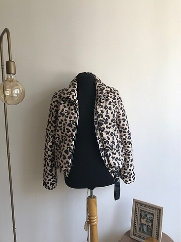 Leopar desenli şişme mont