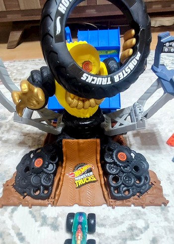 Hot Wheels Monster Trucks Crushzilla Mücadelesi