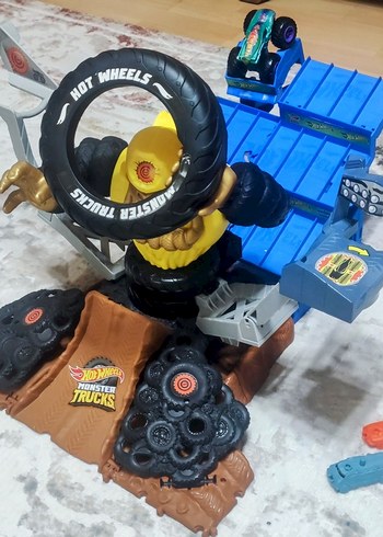 Beden Hot Wheels Monster Trucks Crushzilla Mücadelesi