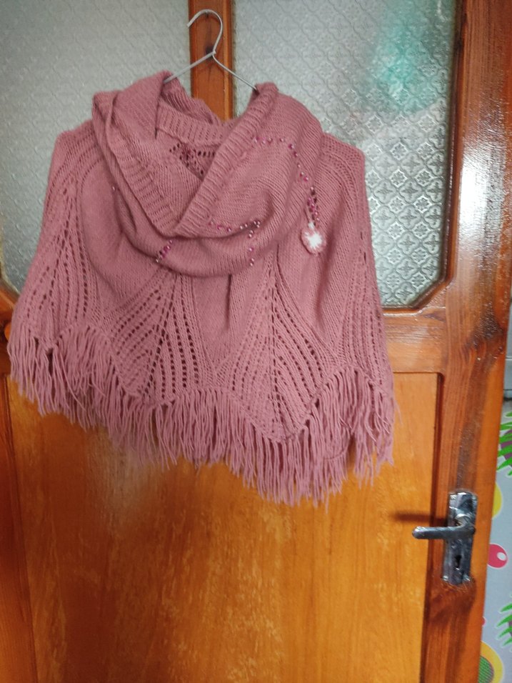 Pembe Kapüşonlu Kız Panço Örgü Detaylı - Görsel 2