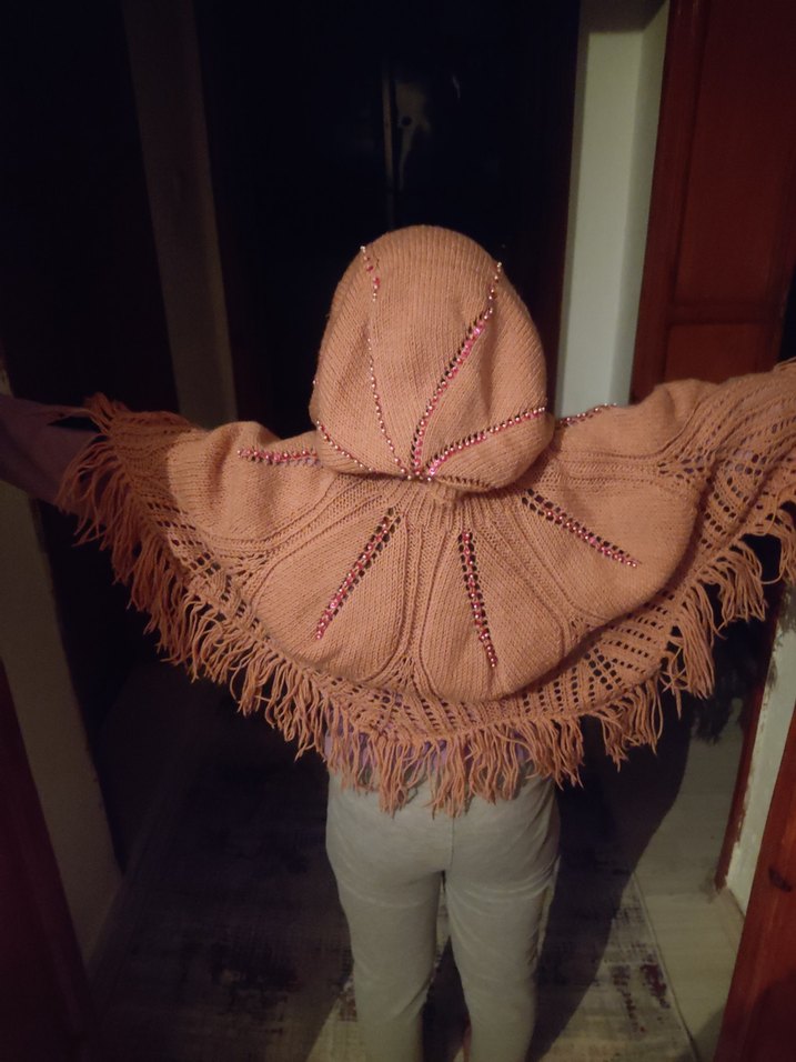 Pembe Kapüşonlu Kız Panço Örgü Detaylı - Görsel 4