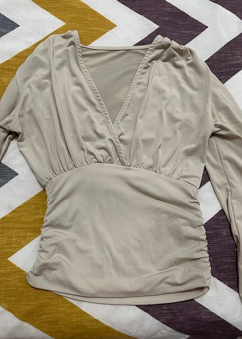 V Yakalı Bej Uzun Kollu Drapeli Bluz - Görsel 2