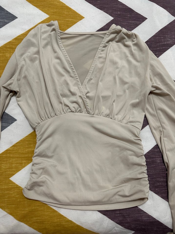 V Yakalı Bej Uzun Kollu Drapeli Bluz - Görsel 2