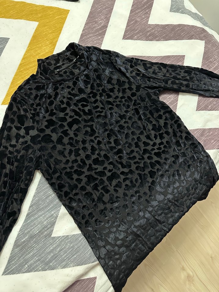 Siyah Desenli Kadife Balıkçı Yaka Bluz - Görsel 2