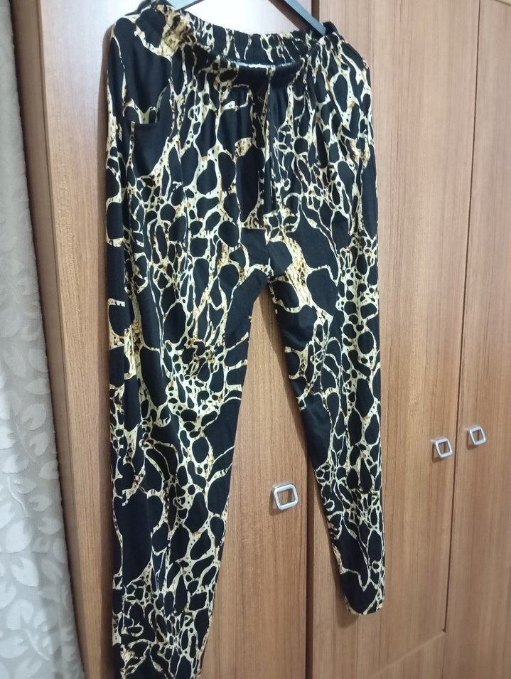 Zincir Detaylı Kadın Altın Yılan Desenli Pantolon - Görsel 3