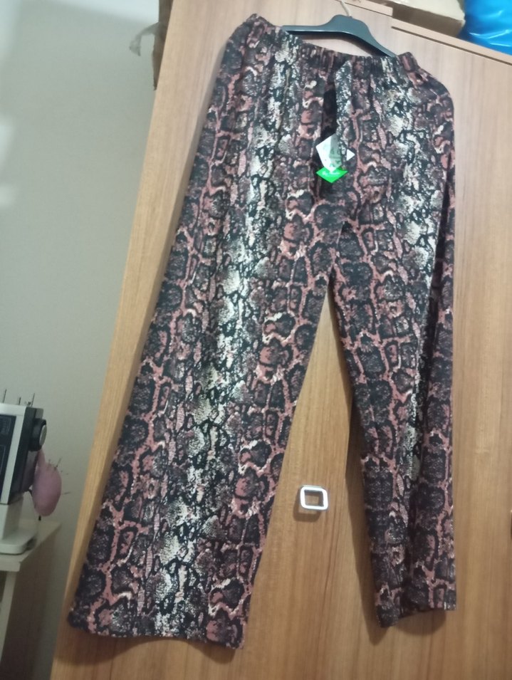 Kadın Kahverengi Yılan Desenli Pilili Kumaş Pantolon - Görsel 2