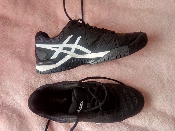 40 Beden siyah Renk orjinal asics spor ayakkabı netten aldim buyuk oldu ayağıma tert