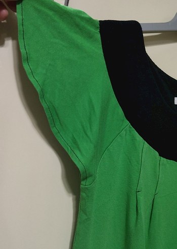 Yeşil  yaka detaylı tişört - Görsel 4