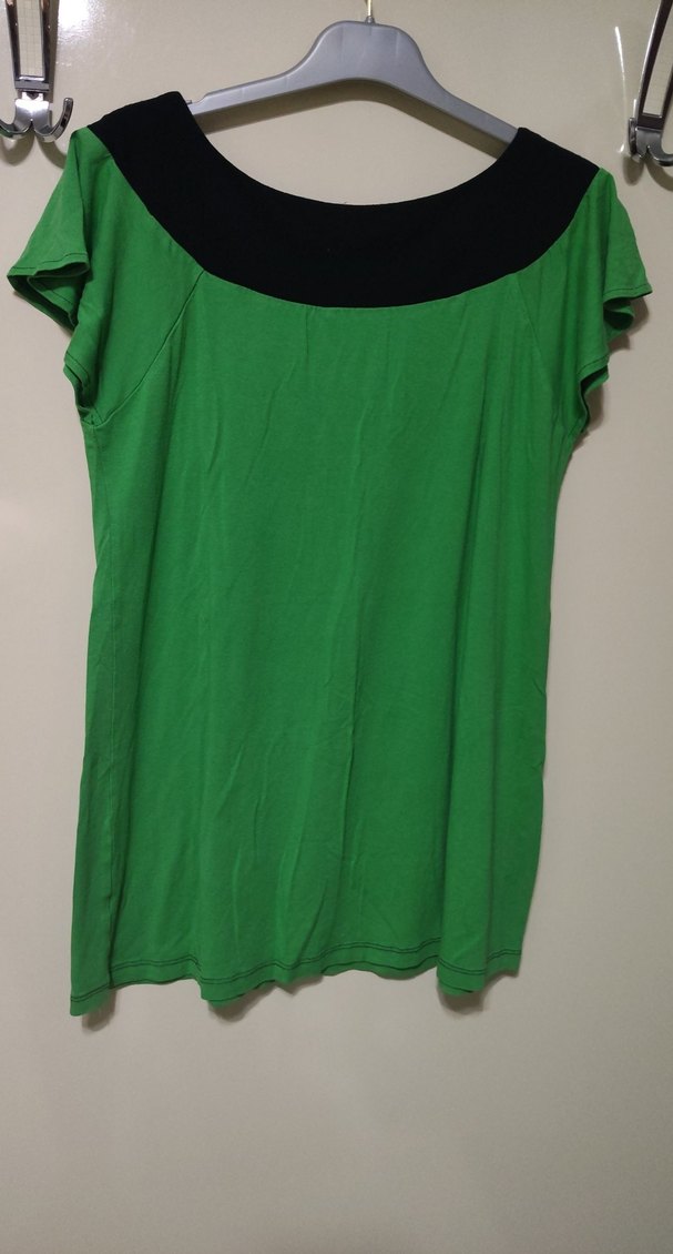 Yeşil  yaka detaylı tişört - Görsel 2