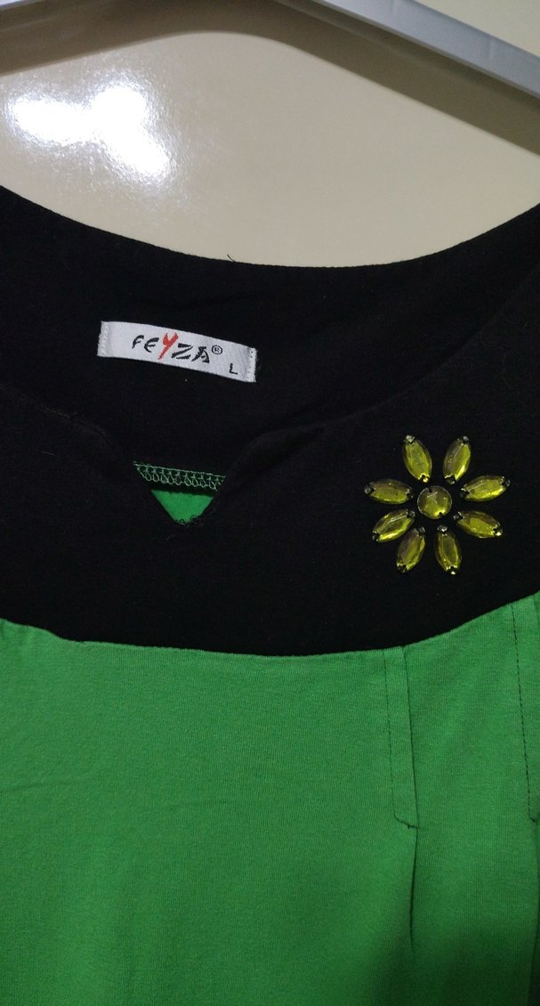 Yeşil  yaka detaylı tişört - Görsel 3