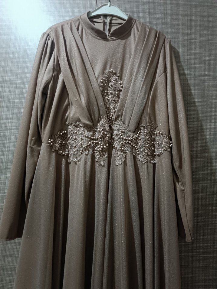 54 beden Bej Uzun Kollu Dökümlü Abiye Elbise - Görsel 4