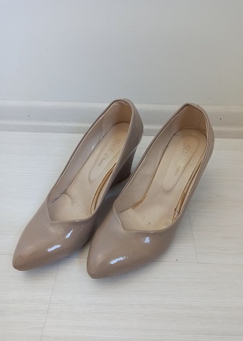 Bej Parlak Stiletto Topuklu Kadın Ayakkabı