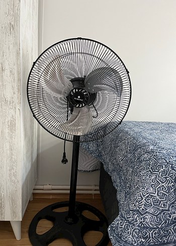 Ayaklı Siyah Vantilatör
