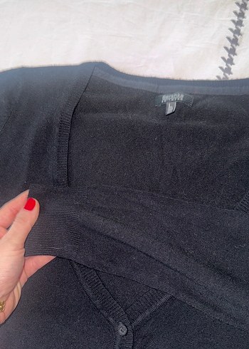 Siyah V Yaka Düğmeli Kısa Kollu Kadın Hırka - Görsel 3